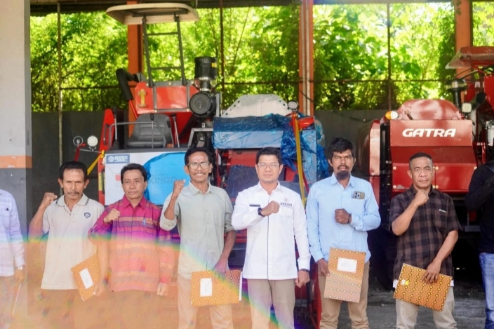 Bupati Bambang Firdaus Serahkan Alsintan, Dorong Dompu Perkuat Ketahanan Pangan Nasional.