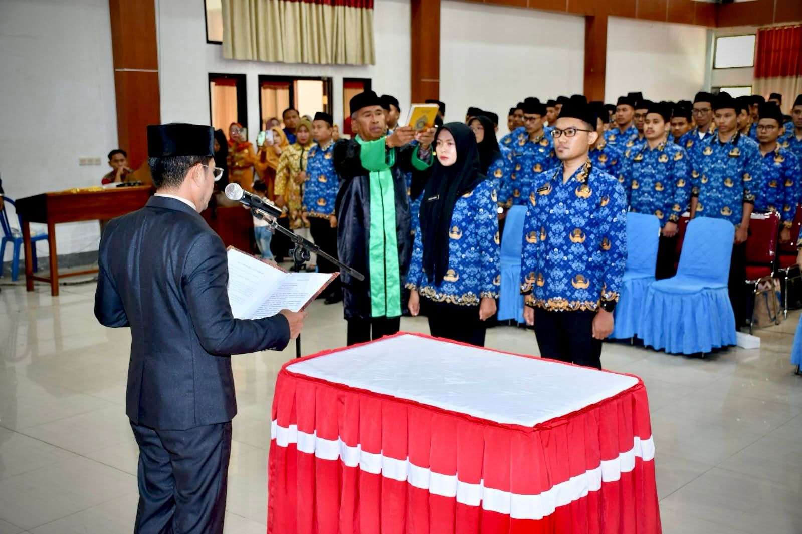 Lantik PNS Formasi Tahun 2024, Bupati Dompu Tekankan Jaga Integritas dan Tingkatkan Kompetensi.