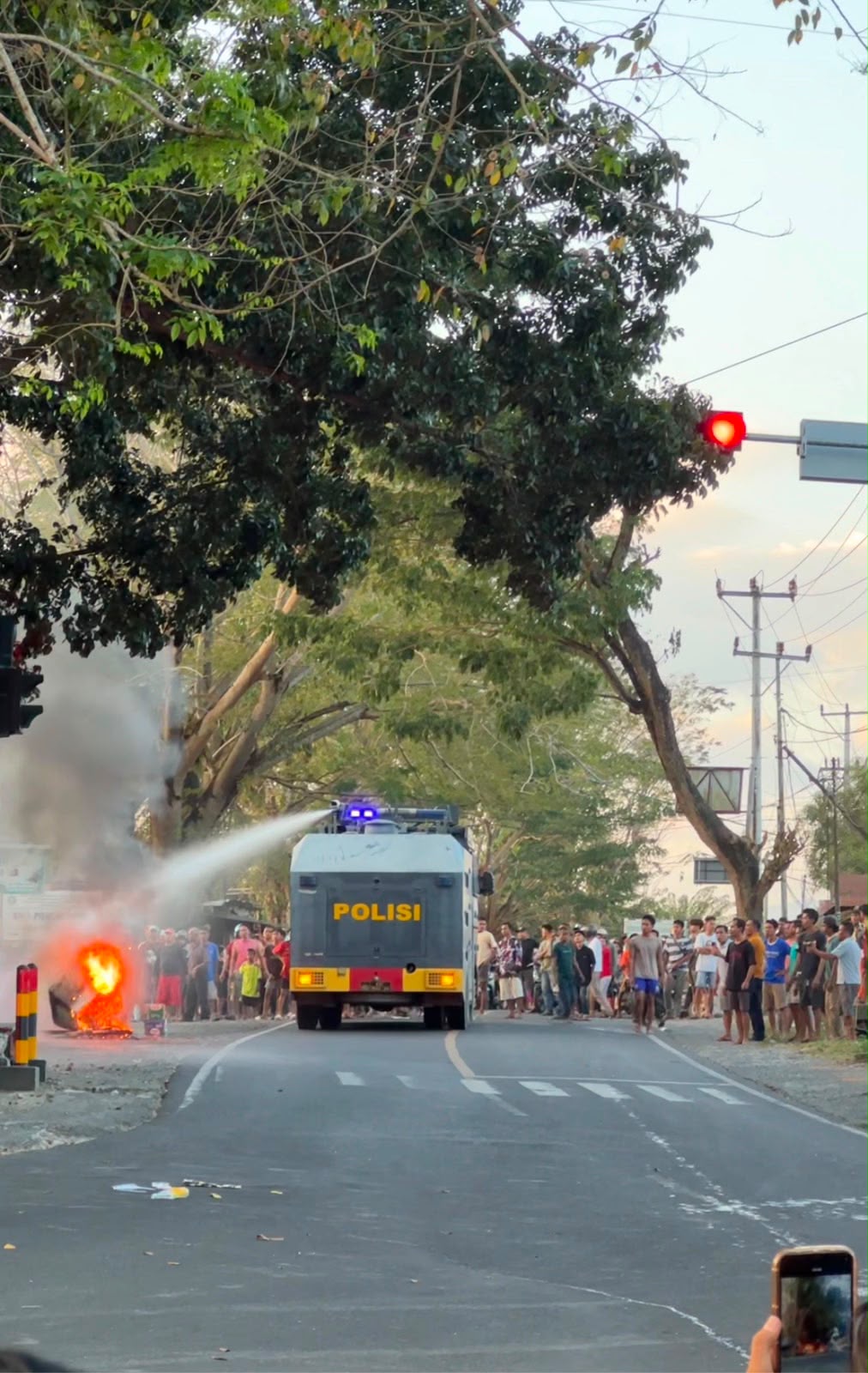 KEBAKARAN HANGUSKAN TUJUH UNIT KIOS DI DOROTANGGA, POLSEK DOMPU LAKUKAN PENGAMANAN DAN PENGATURAN ARUS LALU LINTAS