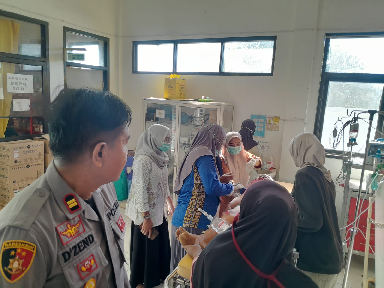 Aksi Cepat Polisi Selamatkan Korban dan Amankan Pengemudi Pasca Laka di Manggelewa