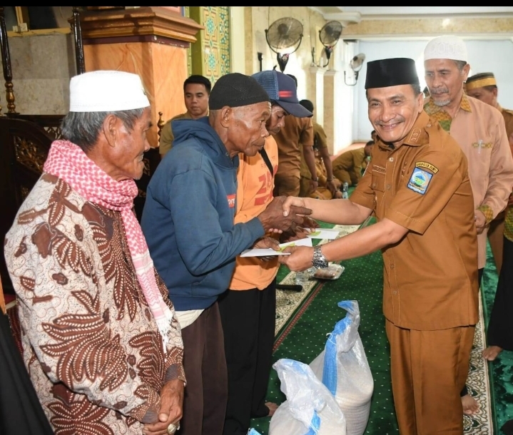 Wabup Dompu Serahkan Bantuan Baznas Ke Fakir Miskin, Marbot, Dan Guru Ngaji
