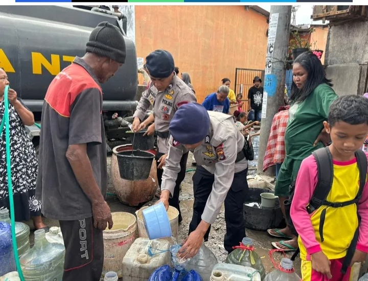 Kekeringan di Kota Bima, Sat Brimob Polda NTB Salurkan Air Bersih untuk Warga Terdampak.