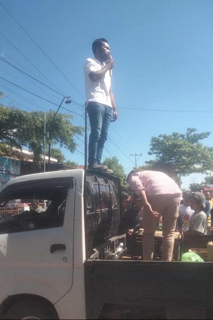 Warga Masyarakat Desa Tekasire Blokir Jalan
