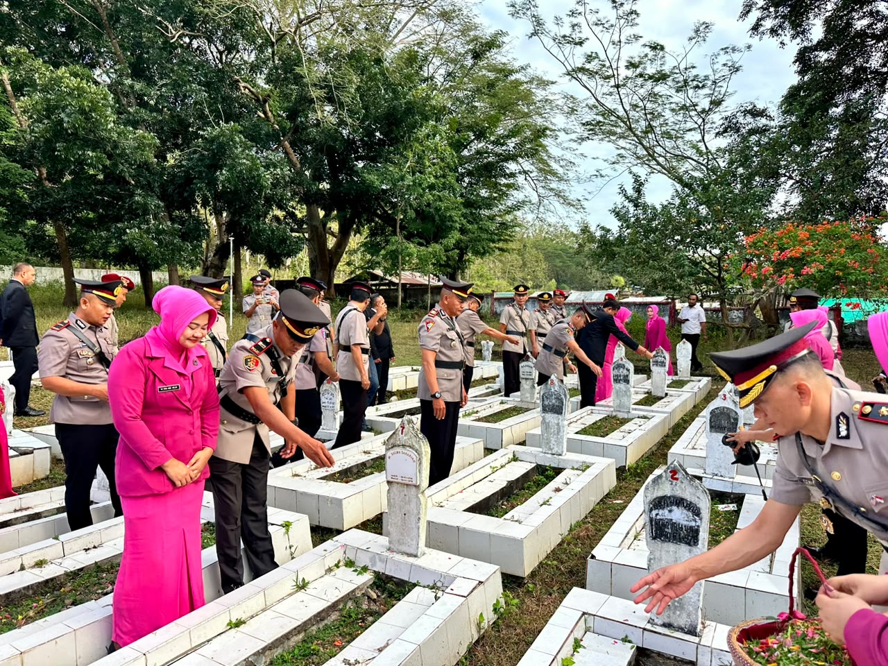 POLRES DOMPU GELAR UPACARA ZIARAH DAN TABUR BUNGA DI TAMAN MAKAM PAHLAWAN LEPADI DALAM RANGKA HARI BHAYANGKARA KE-80 Selasa, 23 Juni 2026.