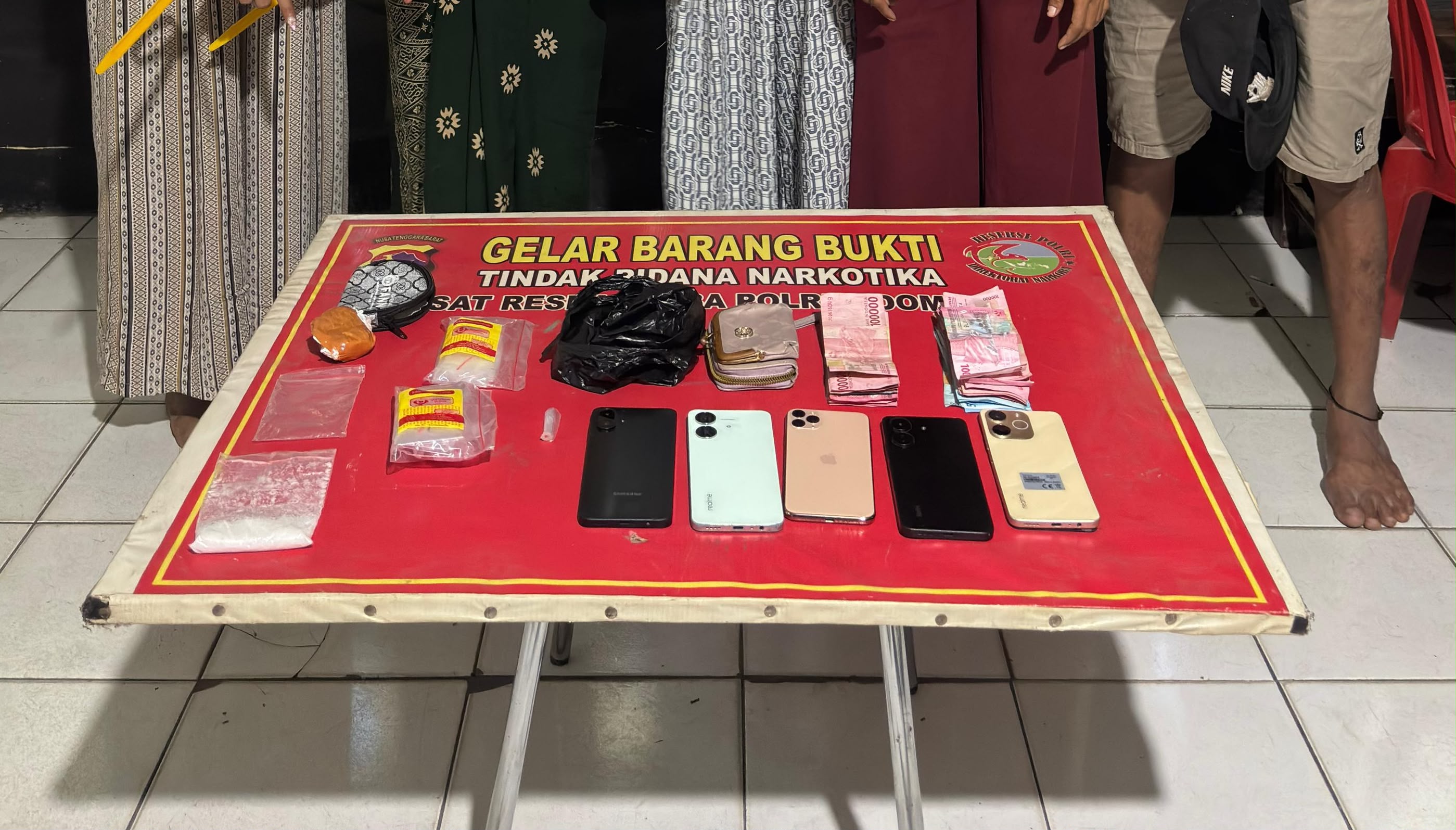 SATRESNARKOBA POLRES DOMPU AMANKAN 7 TERDUGA PELAKU NARKOTIKA DALAM OPERASI PENEGAKAN HUKUM SKALA BESAR DI KAMPUNG RAWAN NARKOBA