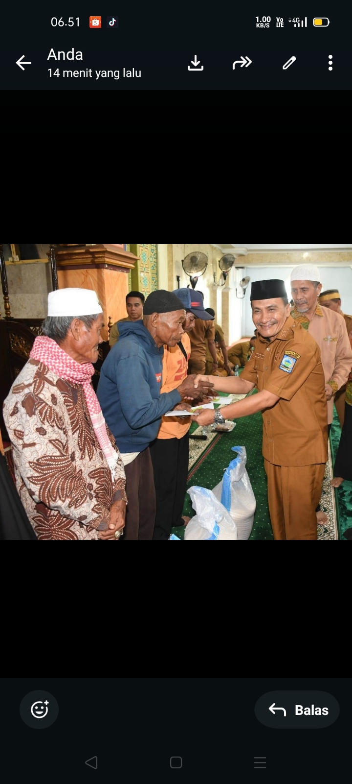Wabup Dompu Serahkan Bantuan Baznas Ke Fakir Miskin, Marbot, Dan Guru Ngaji